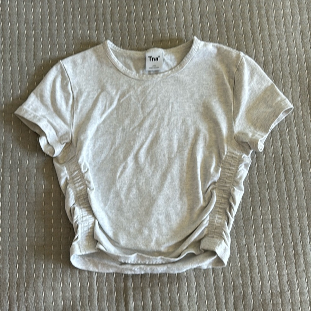TNA aritzia grey cropped scrunch baby tee